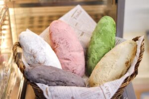 5色のカラフルな揚げパン。きなこ、まっちゃ、ココア、ミルク、いちご味。外はカリッと中はふんわり懐かしい揚げパン