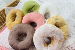 兵庫県たつの市のお菓子とパンのすきっぷの7色の手作りリングドーナツ